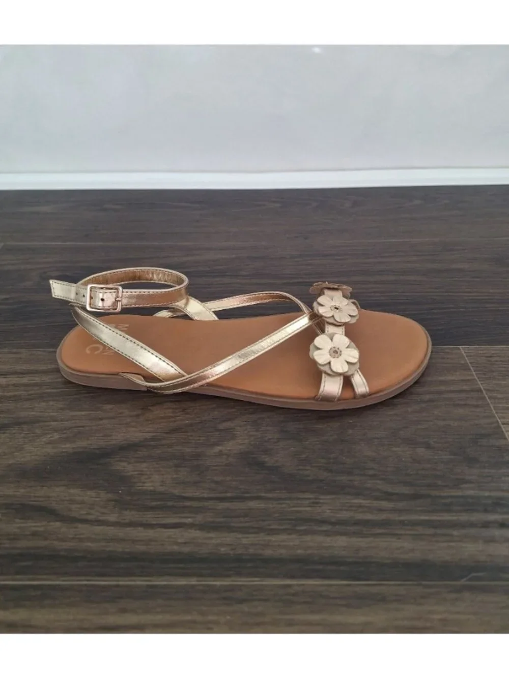 💙 Madden NYC Women’s Size 6 Gold Metallic Floral Ankle Strap Flat Sandals